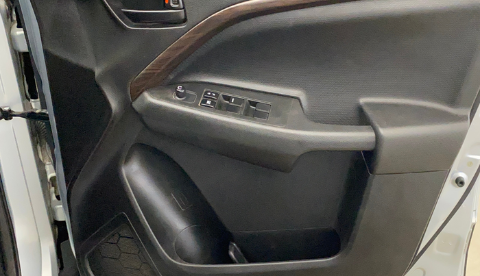 2022 Maruti BREZZA LXI SMART HYBRID, Petrol, Manual, 30,483 km, Driver Side Door Panels Control