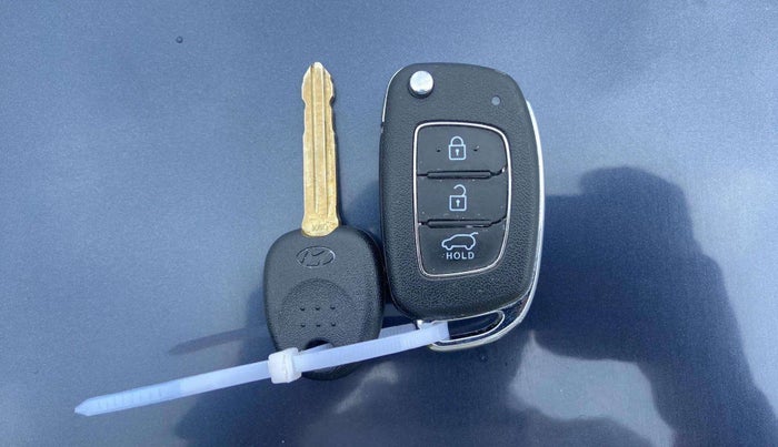 2021 Hyundai VENUE S+ 1.2, Petrol, Manual, 13,045 km, Key Close Up