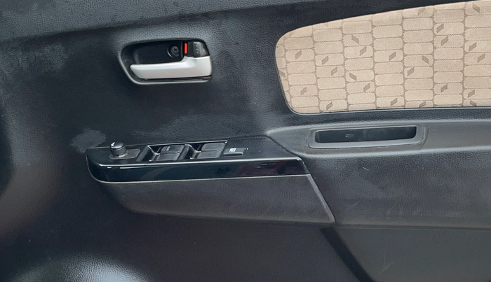2017 Maruti Wagon R 1.0 VXI (O) AMT, Petrol, Automatic, 30,577 km, Driver Side Door Panels Control