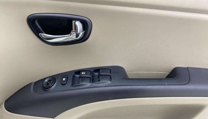 2013 Hyundai i10 ASTA 1.2 AT SUNROOF, Petrol, Automatic, 31,273 km, Driver Side Door Panels Control