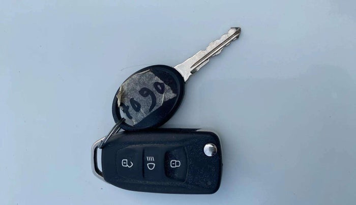 2017 Tata Tiago XM PETROL, Petrol, Manual, 33,373 km, Key Close Up