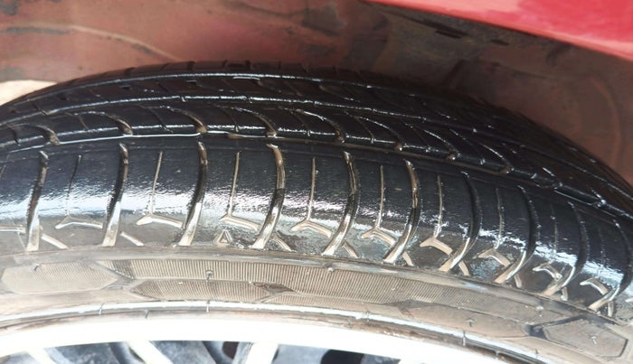 2013 Maruti Wagon R 1.0 VXI, CNG, Manual, 82,632 km, Left Front Tyre Tread