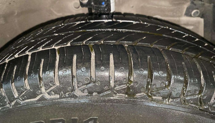 2014 Maruti Swift Dzire VXI, Petrol, Manual, 39,689 km, Right Front Tyre Tread