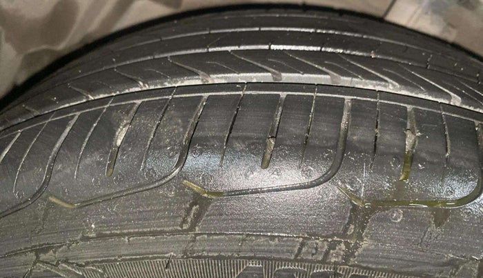 2019 Maruti Ciaz ALPHA  AT 1.5 SHVS PETROL, Petrol, Automatic, 35,469 km, Left Front Tyre Tread