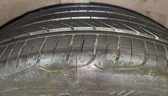 2019 Maruti Ciaz ALPHA  AT 1.5 SHVS PETROL, Petrol, Automatic, 35,469 km, Right Front Tyre Tread