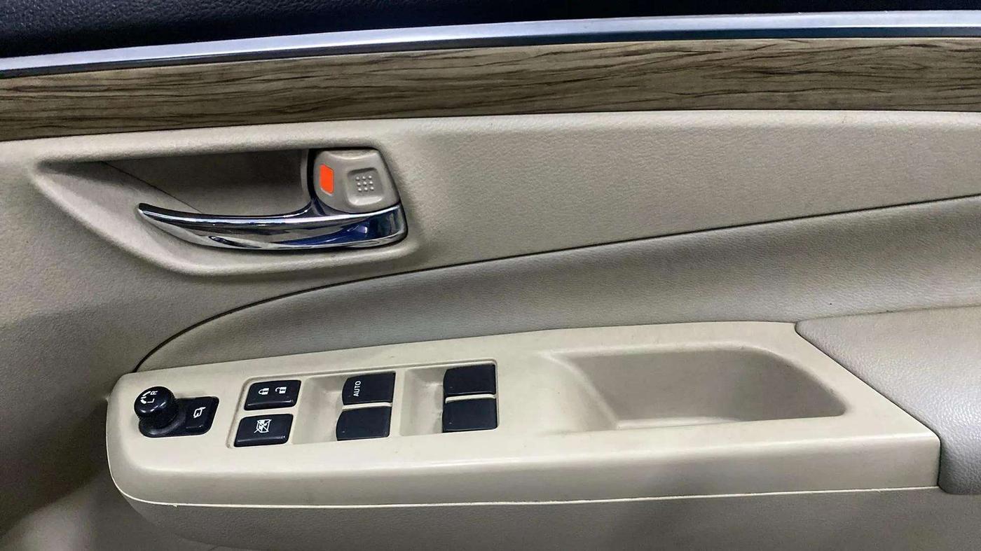 2019 Maruti Ciaz ALPHA  AT 1.5 SHVS PETROL, Petrol, Automatic, 35,469 km, Driver Side Door Panels Control