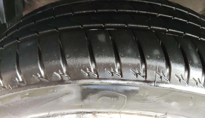 2014 Maruti Ciaz ZDI, Diesel, Manual, 89,265 km, Left Front Tyre Tread