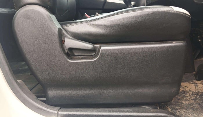 2015 Maruti Wagon R 1.0 LXI CNG, CNG, Manual, 56,475 km, Driver Side Adjustment Panel