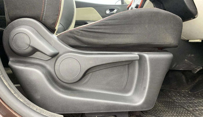 2018 Renault Captur RXT PETROL DUAL TONE, Petrol, Manual, 60,954 km, Driver Side Adjustment Panel