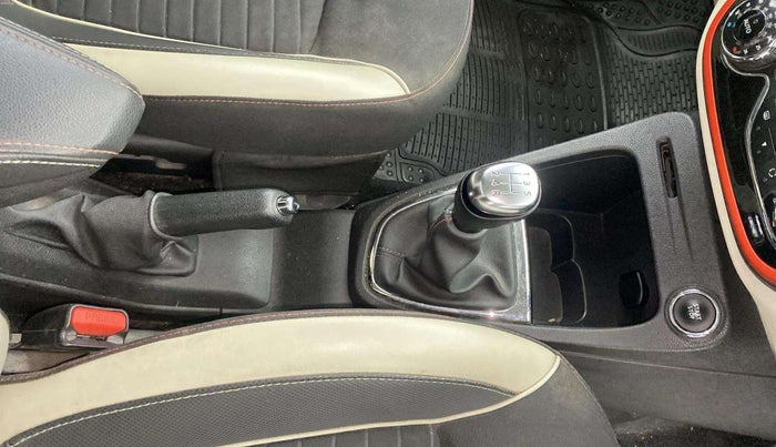 2018 Renault Captur RXT PETROL DUAL TONE, Petrol, Manual, 60,954 km, Gear Lever