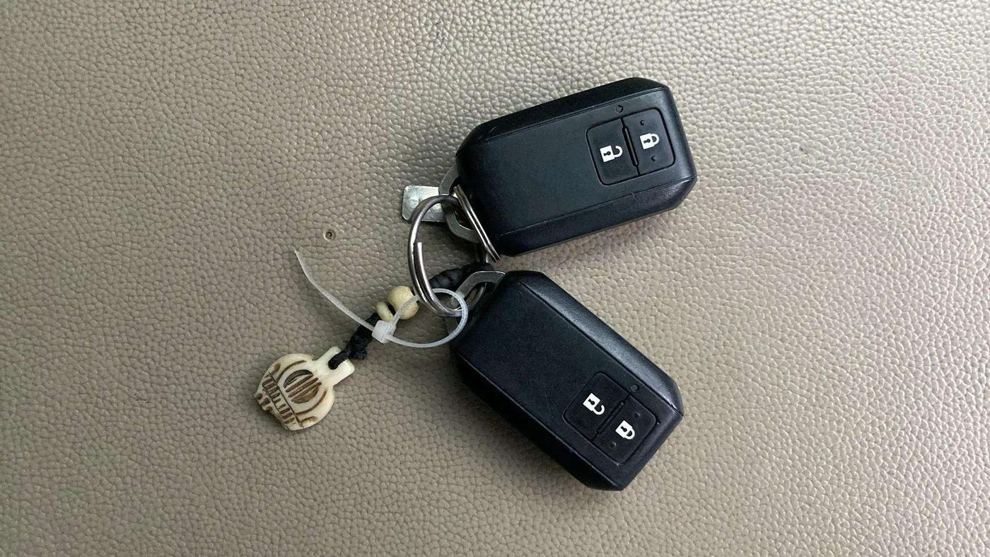 2022 Toyota Glanza V, Petrol, Manual, 66,408 km, Key Close Up