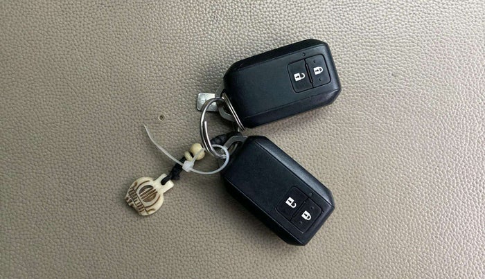 2022 Toyota Glanza V, Petrol, Manual, 66,408 km, Key Close Up