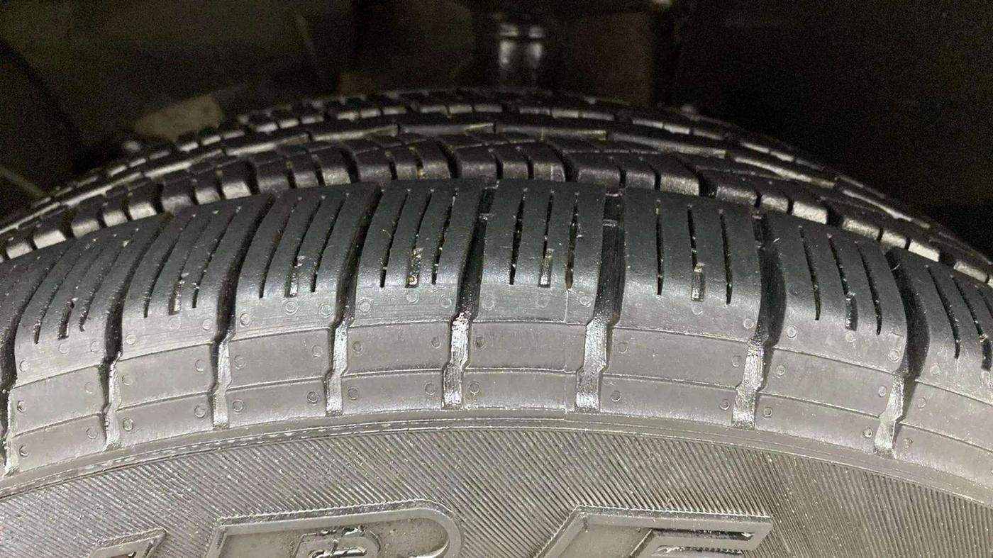 2019 Renault Duster 110 PS RXS 4X2 AMT DIESEL, Diesel, Automatic, 1,06,214 km, Left Front Tyre Tread