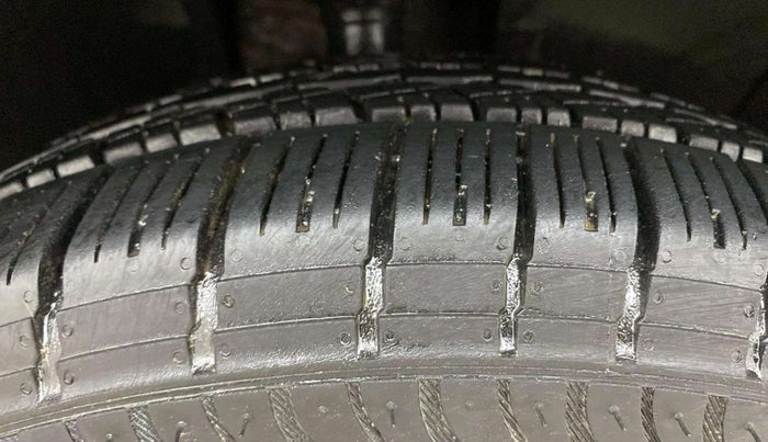 2019 Renault Duster 110 PS RXS 4X2 AMT DIESEL, Diesel, Automatic, 1,06,032 km, Right Front Tyre Tread