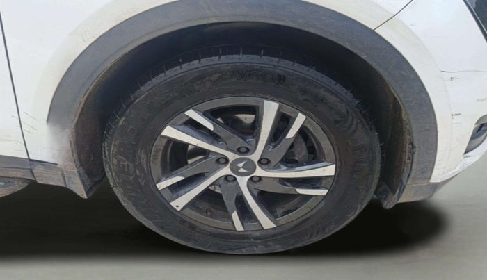 2022 Mahindra XUV700 AX 5 D MT 7 STR, Diesel, Manual, 89,558 km, Right Front Wheel
