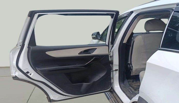 2022 Mahindra XUV700 AX 5 D MT 7 STR, Diesel, Manual, 89,558 km, LHS Front Door