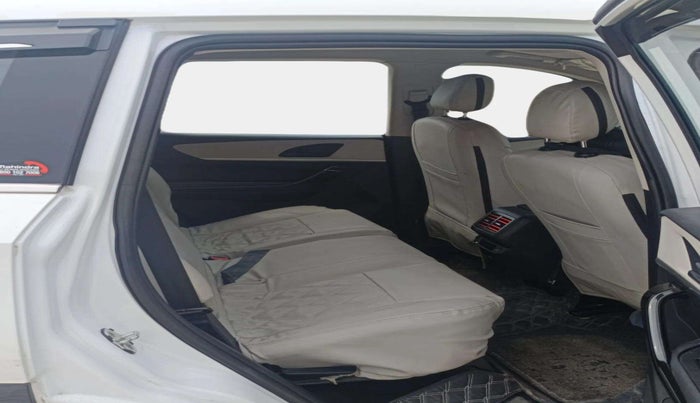 2022 Mahindra XUV700 AX 5 D MT 7 STR, Diesel, Manual, 89,558 km, Right Side Rear Door Cabin