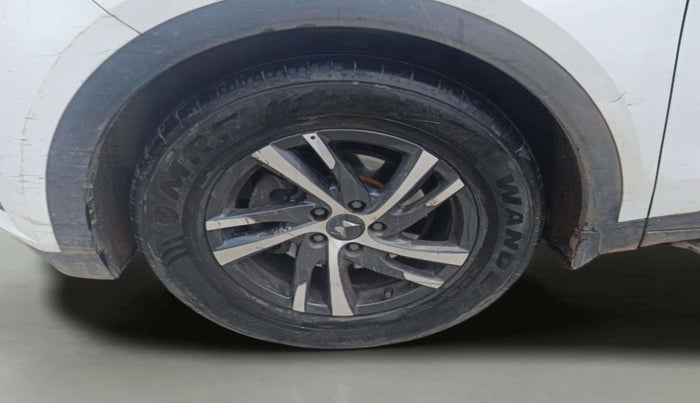 2022 Mahindra XUV700 AX 5 D MT 7 STR, Diesel, Manual, 89,558 km, Left Front Wheel