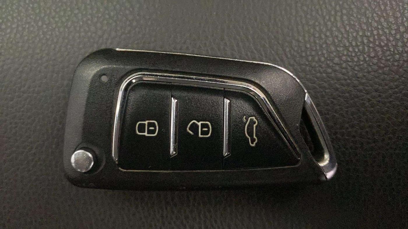 2017 Mahindra TUV300 T8, Diesel, Manual, 59,999 km, Key Close Up