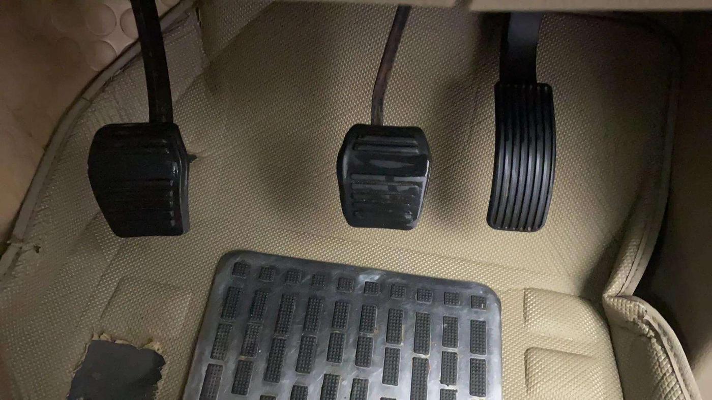 2017 Mahindra TUV300 T8, Diesel, Manual, 59,999 km, Pedals