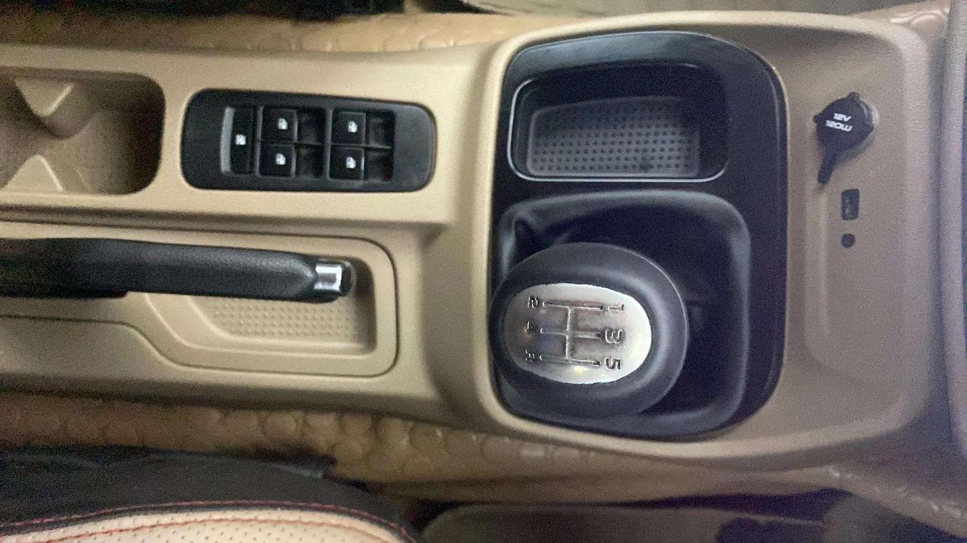 2017 Mahindra TUV300 T8, Diesel, Manual, 59,999 km, Gear Lever