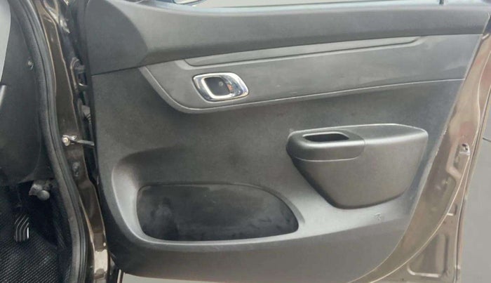 2019 Renault Kwid RXT 1.0 (O), Petrol, Manual, 90,483 km, Driver Side Door Panels Control