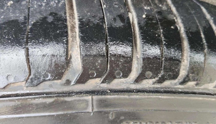 2014 Volkswagen Polo HIGHLINE DIESEL, Diesel, Manual, 1,52,211 km, Left Front Tyre Tread