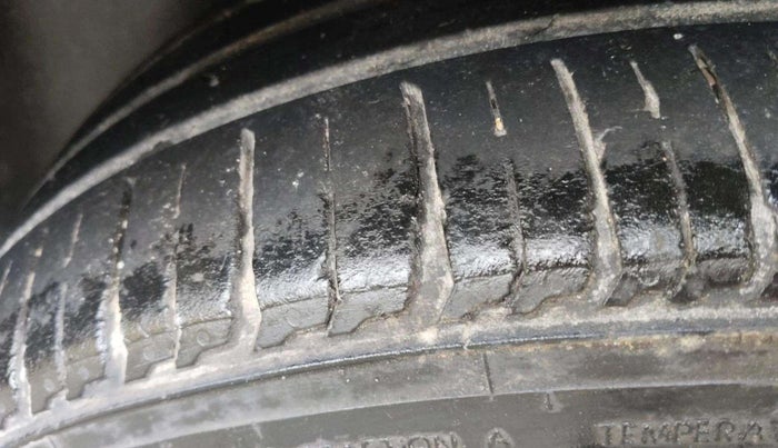 2014 Volkswagen Polo HIGHLINE DIESEL, Diesel, Manual, 1,52,211 km, Right Rear Tyre Tread