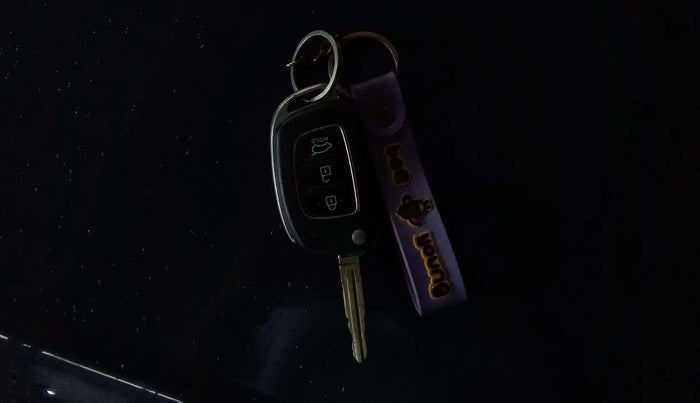 2020 Hyundai VENUE S 1.2, Petrol, Manual, 84,872 km, Key Close Up
