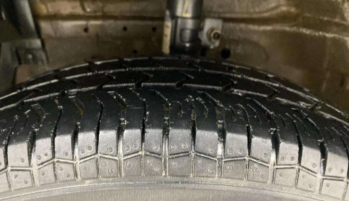 2015 Maruti Swift VXI, Petrol, Manual, 33,985 km, Left Front Tyre Tread