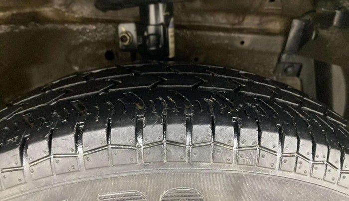 2015 Maruti Swift VXI, Petrol, Manual, 33,985 km, Right Front Tyre Tread