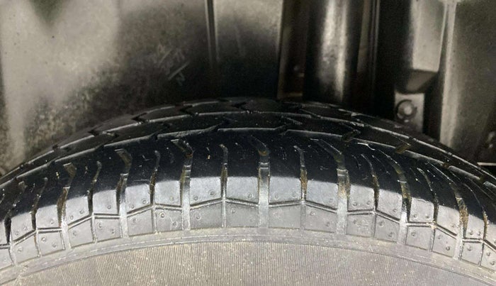 2015 Maruti Swift VXI, Petrol, Manual, 33,985 km, Left Rear Tyre Tread