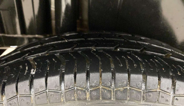 2015 Maruti Swift VXI, Petrol, Manual, 33,985 km, Right Rear Tyre Tread