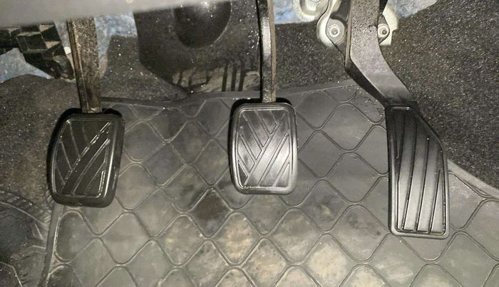 2015 Maruti Swift VXI, Petrol, Manual, 33,985 km, Pedals