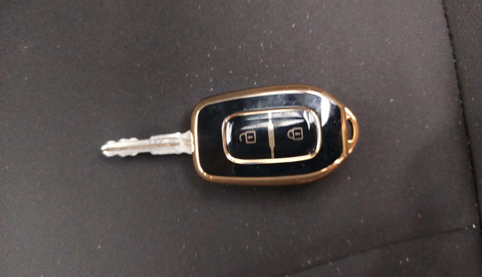 2021 Renault TRIBER RXL MT, Petrol, Manual, 77,705 km, Key Close Up