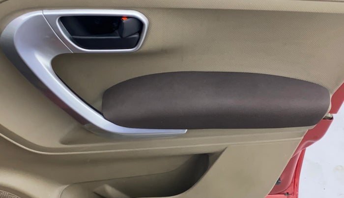2016 Mahindra TUV300 T8, Diesel, Manual, 27,323 km, Driver Side Door Panels Control
