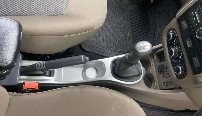2018 Renault Duster RXL PETROL, Petrol, Manual, 33,105 km, Gear Lever