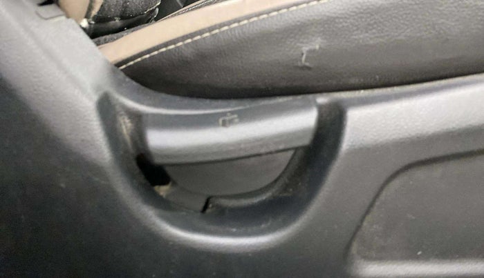 2018 Hyundai Elite i20 MAGNA EXECUTIVE 1.2, Petrol, Manual, 1,17,053 km, Driver Side Adjustment Panel