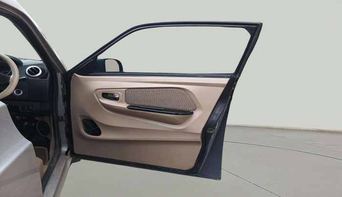 2017 Mahindra E20 Plus P4, Electric, Automatic, 36,737 km, RHS Front Door