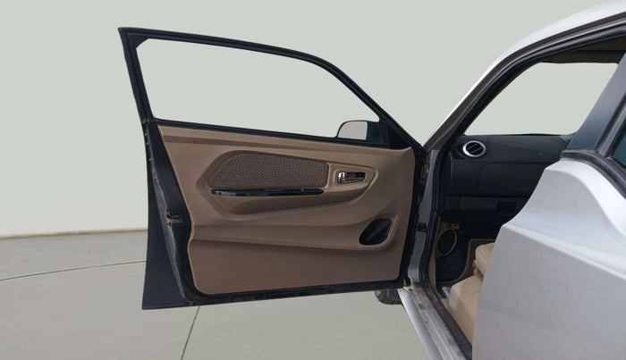 2017 Mahindra E20 Plus P4, Electric, Automatic, 36,737 km, LHS Front Door
