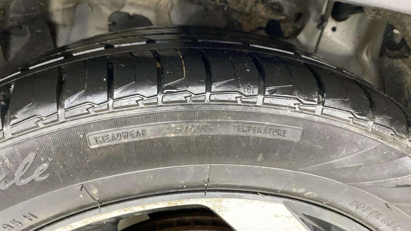 2021 Hyundai ALCAZAR PLATINUM(O) 6STR 1.5 AT, Diesel, Automatic, 1,01,870 km, Left Front Tyre Tread