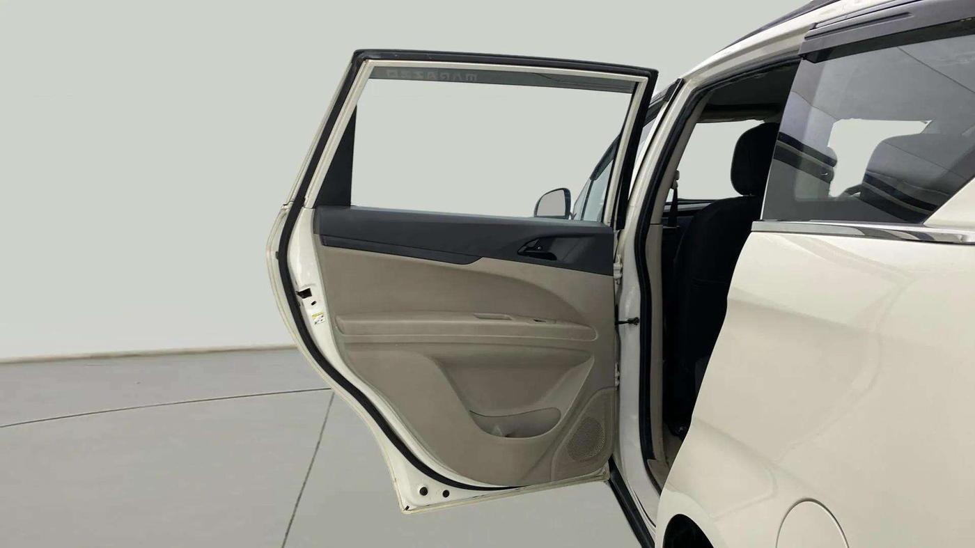 2018 Mahindra MARAZZO M2 7STR, Diesel, Manual, 1,21,208 km, LHS Rear Door