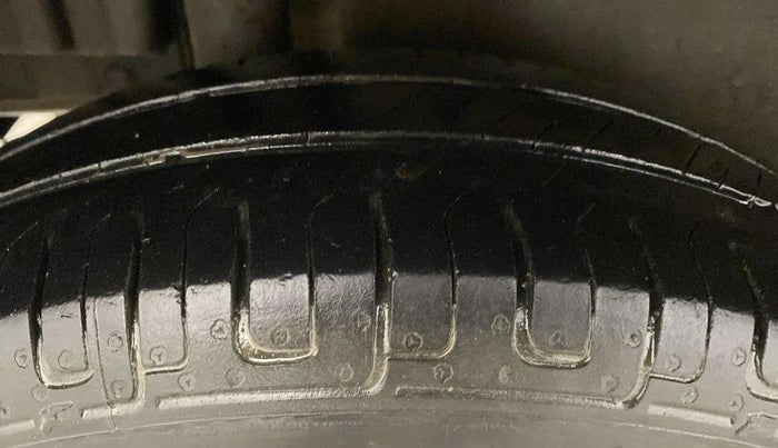 2017 Maruti Swift LXI (O), Petrol, Manual, 51,940 km, Right Rear Tyre Tread