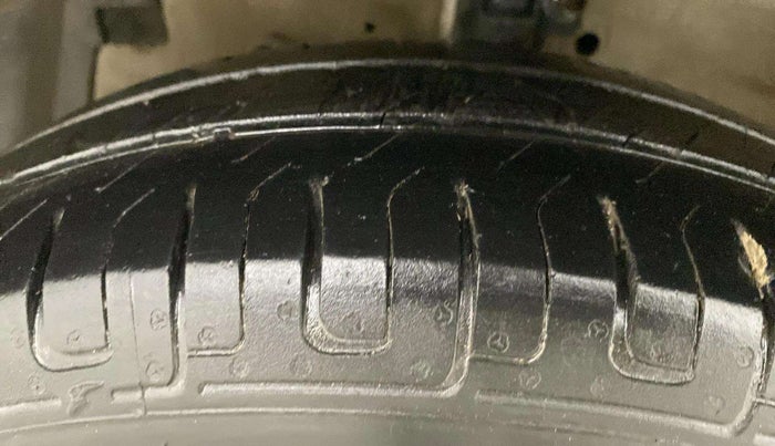 2017 Maruti Swift LXI (O), Petrol, Manual, 51,940 km, Left Front Tyre Tread