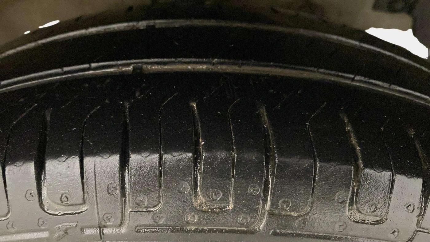2017 Maruti Swift LXI (O), Petrol, Manual, 51,940 km, Right Front Tyre Tread
