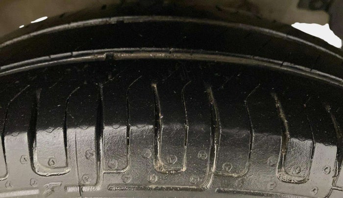 2017 Maruti Swift LXI (O), Petrol, Manual, 51,940 km, Right Front Tyre Tread