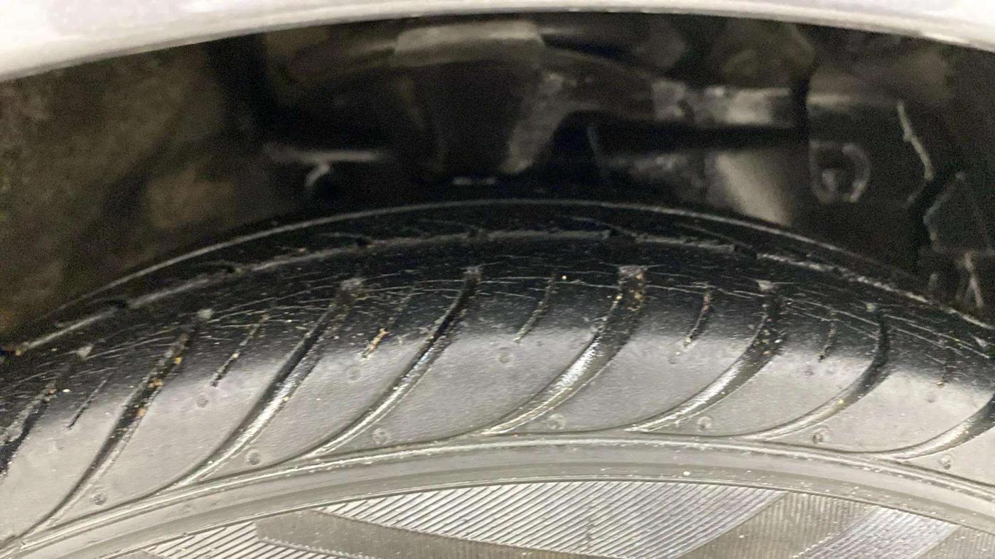 2018 Hyundai Eon ERA +, Petrol, Manual, 40,740 km, Right Front Tyre Tread