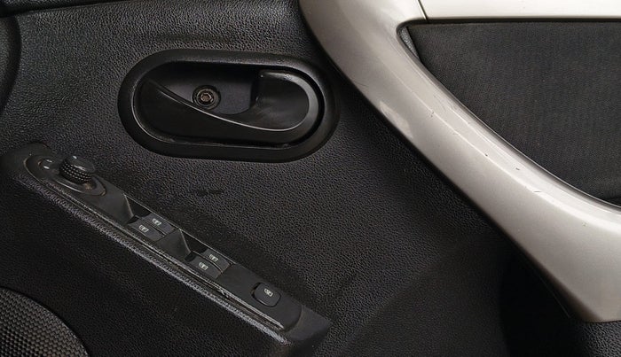 2020 Renault Duster RXS 1.5 PETROL MT, Petrol, Manual, 68,884 km, Driver Side Door Panels Control