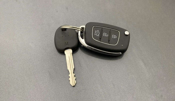 2021 Hyundai AURA S 1.2, Petrol, Manual, 36,493 km, Key Close Up