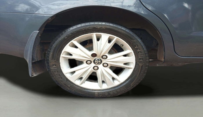 2016 Toyota Innova Crysta 2.8 ZX AT 7 STR, Diesel, Automatic, 1,15,807 km, Right Rear Wheel